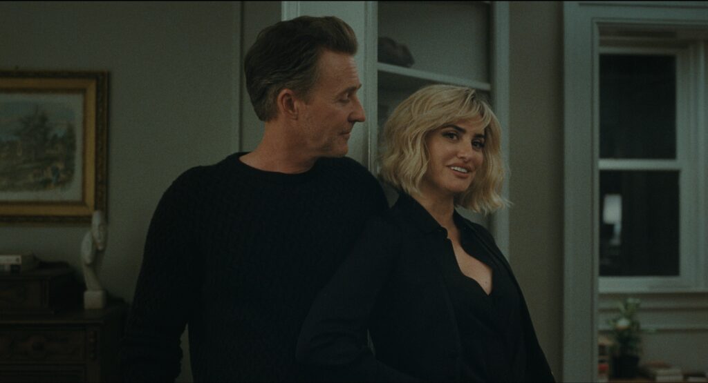 Edward Norton i Penélope Cruz w filmie „Zaproszenie”.